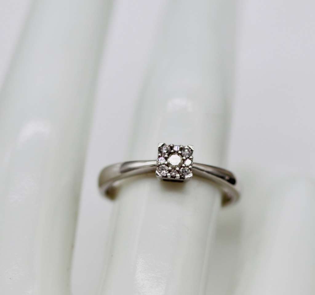 VINTAGE DIAMOND 9CT WHITE GOLD RING. MODERN DESIGN, 0.15CT TOTAL. WELL-HALLMARKED