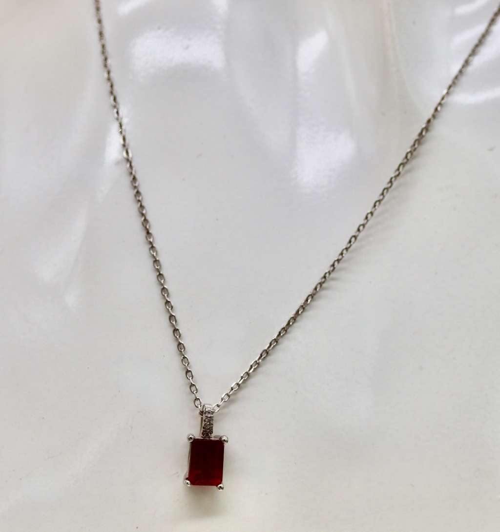 VINTAGE NATURAL GARNET STERLING SILVER PENDANT NECKLACE. 925