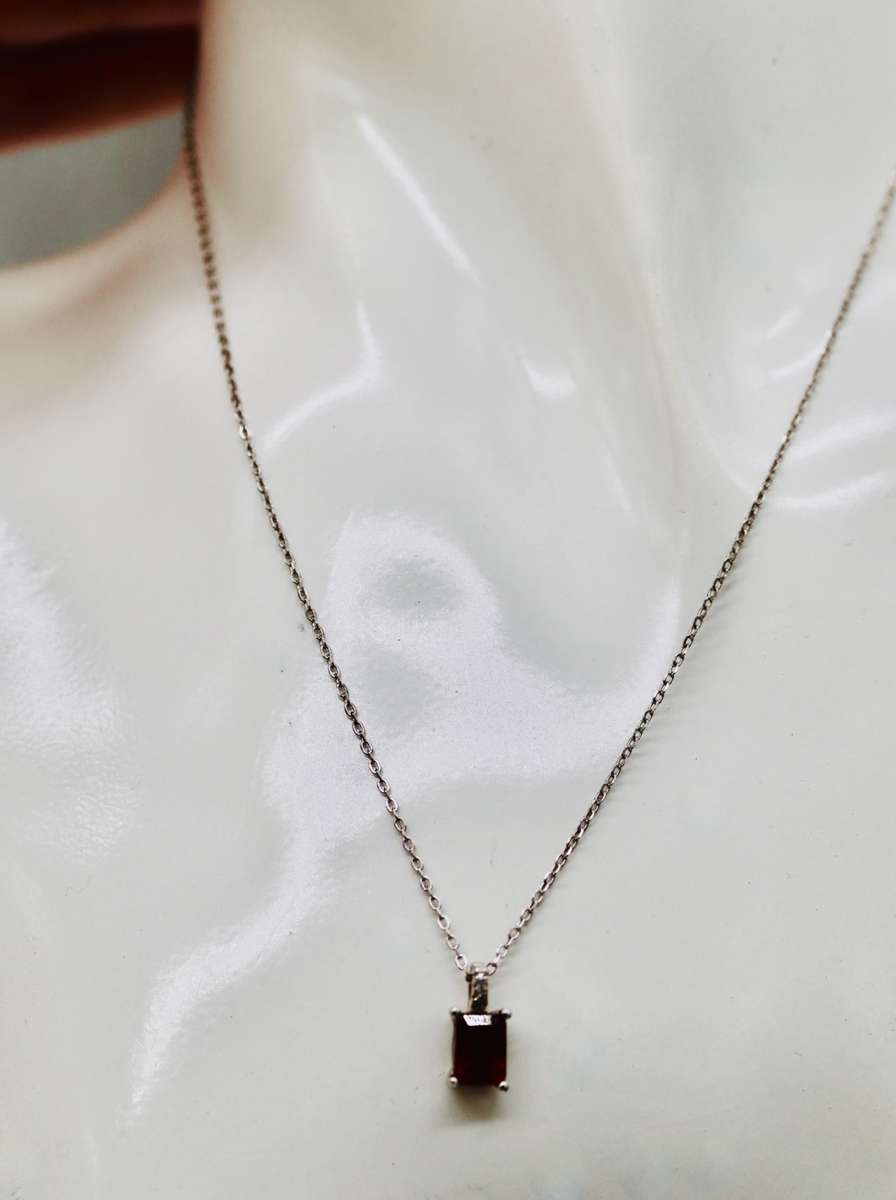 VINTAGE NATURAL GARNET STERLING SILVER PENDANT NECKLACE. 925