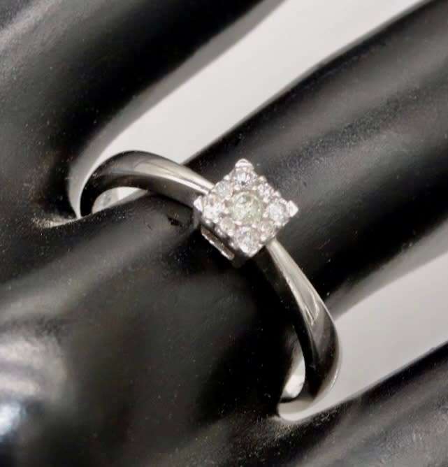 VINTAGE DIAMOND 9CT WHITE GOLD RING. MODERN DESIGN, 0.15CT TOTAL. WELL-HALLMARKED