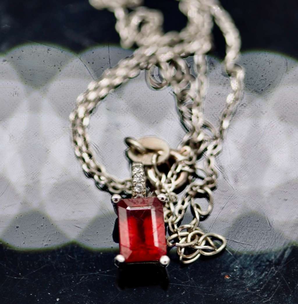 VINTAGE NATURAL GARNET STERLING SILVER PENDANT NECKLACE. 925