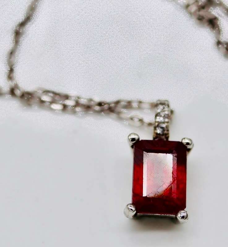 VINTAGE NATURAL GARNET STERLING SILVER PENDANT NECKLACE. 925