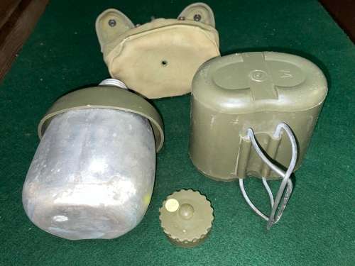 RHODESIAN BUSH WAR: PATTERN 64 WATER-BOTTLE AND PATTERN 37 ALUMINIUM DIXIES