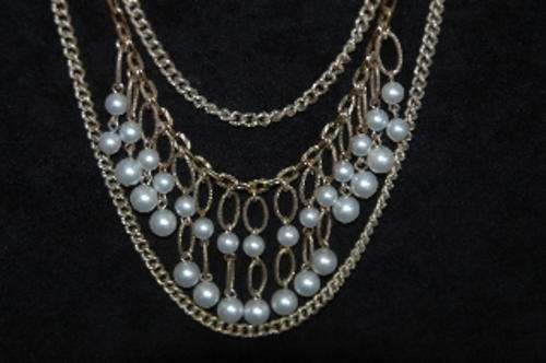 Fashionable necklace, 'gold' chain and 'pearl' drops.  Ex cond.