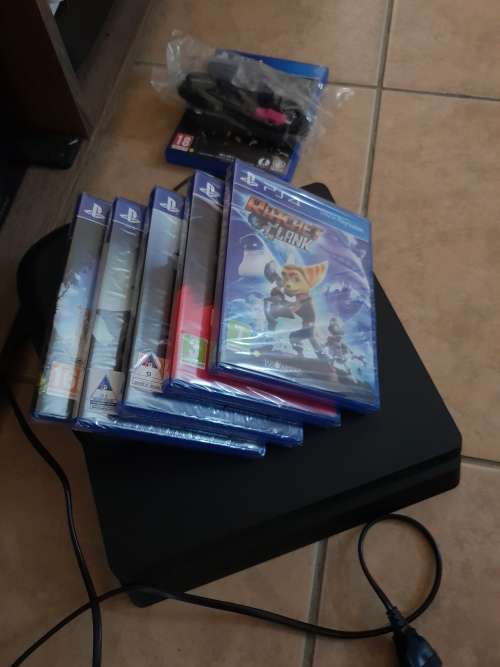 PS4 500GB CONSOLE WITH CONTROLLER AND 6 GAMES