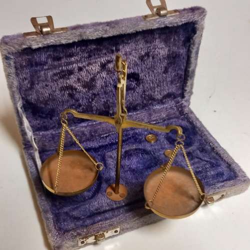 VINTAGE PORTABLE SCALE IN PURPLE VELVET CASE