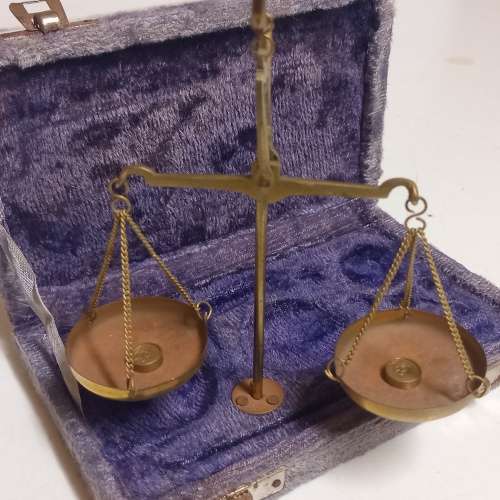 VINTAGE PORTABLE SCALE IN PURPLE VELVET CASE