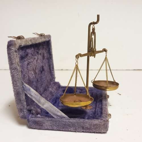 VINTAGE PORTABLE SCALE IN PURPLE VELVET CASE
