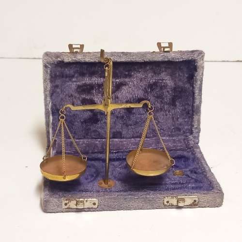 VINTAGE PORTABLE SCALE IN PURPLE VELVET CASE