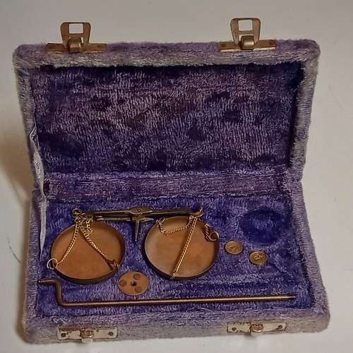 VINTAGE PORTABLE SCALE IN PURPLE VELVET CASE
