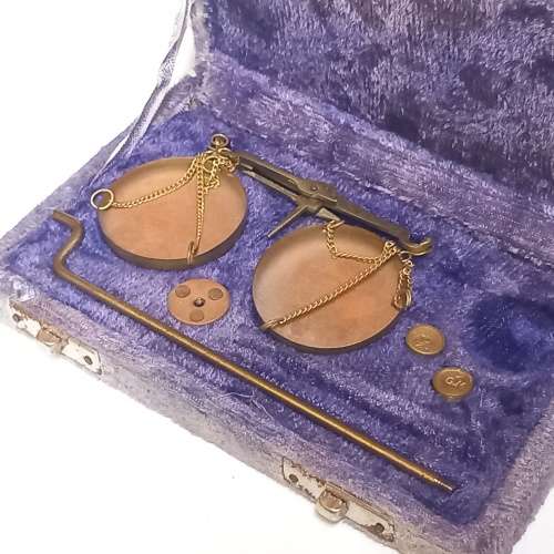VINTAGE PORTABLE SCALE IN PURPLE VELVET CASE