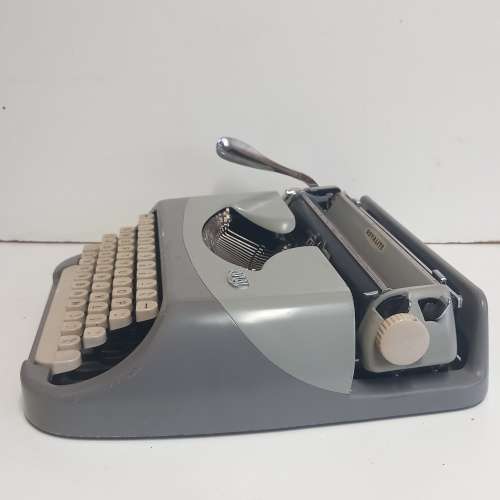 VINTAGE 60`S ROYAL MCBEE ROYALITE PORTABLE TYPEWRITER SOFT CASE NETHERLANDS WORKS