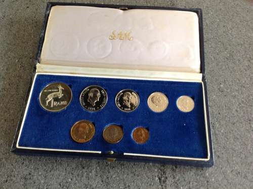 1976 SHORT PROOF SET WITH SILVER RAND AND MINOR COINS SHOWING THE BUST OF PRES.JIM FOUCHE.