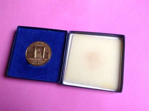 150 TH ANNIVERSARY OF CAPE TOWN UNIVERSITY COMMEMERATIVE MEDAL. ORIGINAL  BOX. BRASS.