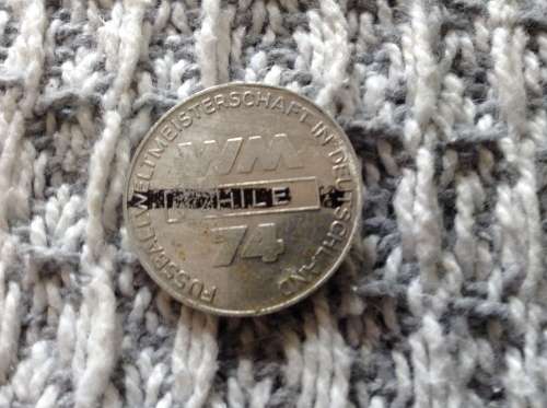 1974 COMMEMORATIVE WORLD CUP ALIMINIUM  TOKEN, FEATURING CHILE . PLAYED IN DEUTSCHLAND. SEE DESCR.