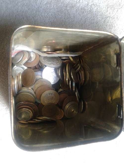 Historical 1910 /1960 UNION OF SA. TIN WITH 100 RANDOM WORLD COINS.BID 1 TAKING 100.DESC.