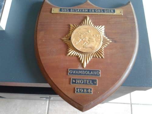 1984 SA POLICE  OWAMBOLAND HOTEL UNIT  WOODEN PLAQUE.`ONS BESKERM EN ONS DIEN.` RARE BUSH WAR ITEM.
