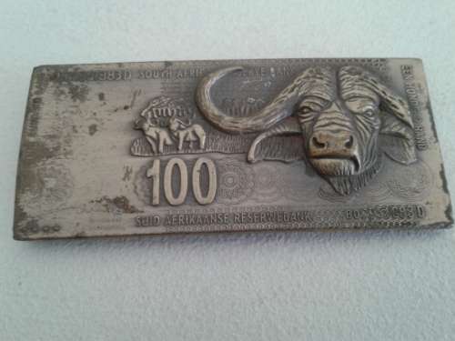 BELT BUCKLE DEPICTING A T.MBOWENI R100 SA RESERVE BANK BANKNOTE.RARE NUMISMATIC ITEM.