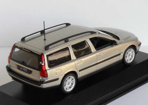 Volvo V70 (2000) by Minichamps