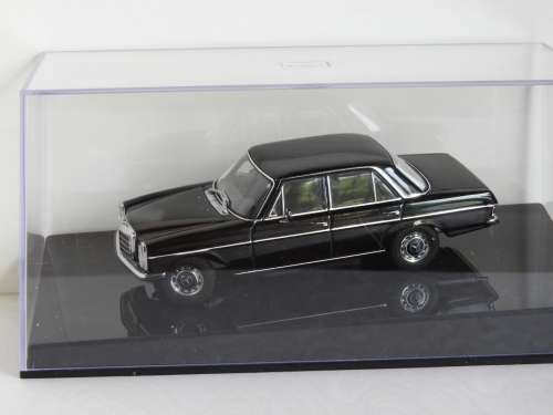 Mercedes-Benz 220D 1:43 by Autoart
