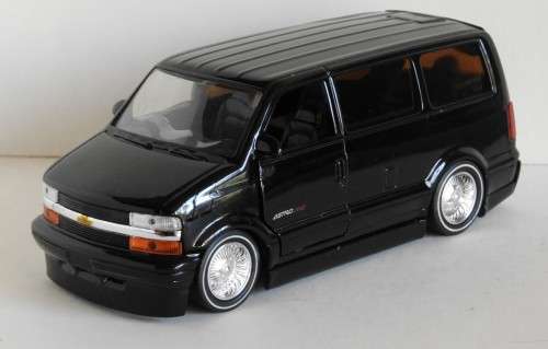 Chevy Astro Van (2001) Scale 1/32
