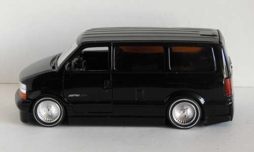 Chevy Astro Van (2001) Scale 1/32