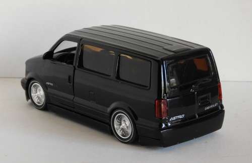 Chevy Astro Van (2001) Scale 1/32
