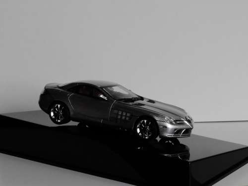 Mercedes-Benz SLR McLaren 1:43 AUTOart