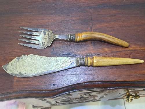 Antique english fish servers extremly old what a beautifull piece