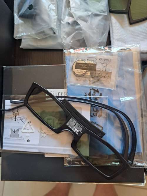 Samsung 10x4k 3d glasses and accessories  all for one bid bargain starting at R1