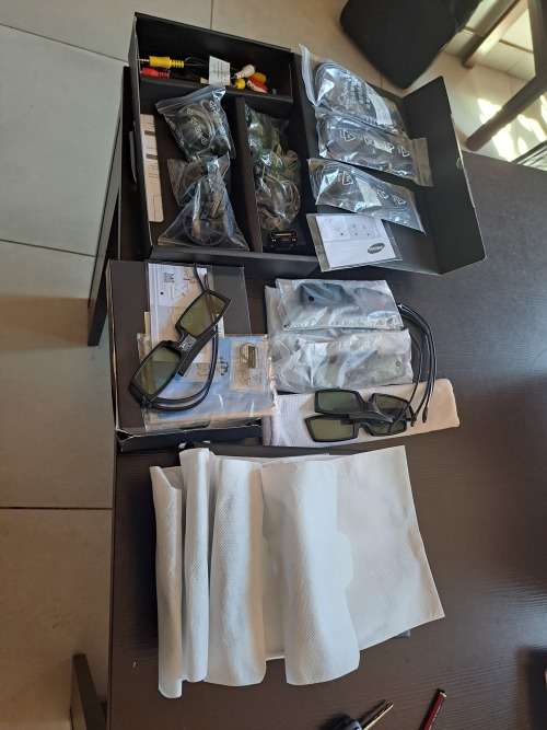 Samsung 10x4k 3d glasses and accessories  all for one bid bargain starting at R1