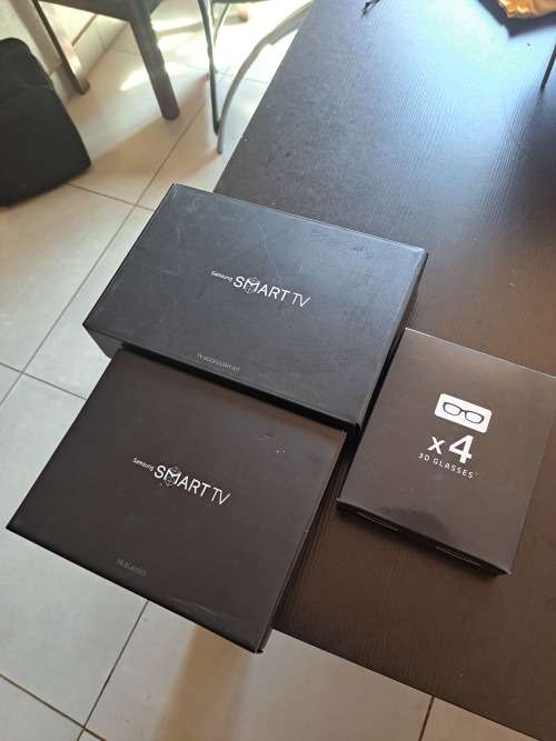Samsung 10x4k 3d glasses and accessories  all for one bid bargain starting at R1