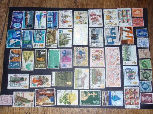 A MIXED LOT OF 136 STAMPS OF GREAT BRITAIN