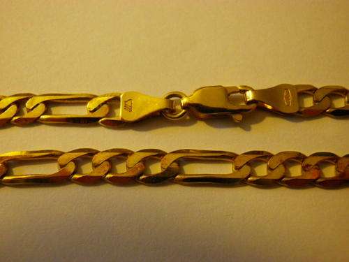 9 carat gold bracelet 22 cm long.