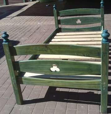 Green Pine single bed