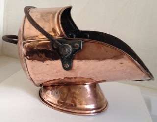 A BEAUTIFUL ANTIQUE COPPER COAL, LOG OR WOOD SCUTTLE - 1904