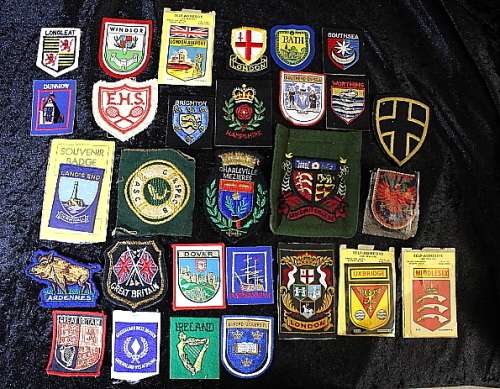 Lot of mostly vintage cloth badges (29)