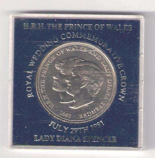 1981 ROYAL WEDDING CROWN IN PLASTIC SLAB AS PER SCAN. THE SCRATCH IS ON THE PLASTIC NOT THE COIN