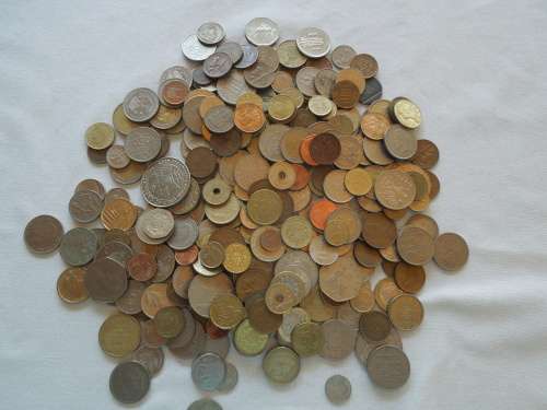 MIXED LOT OF SILVER AND BRONZE COINS from all over.
