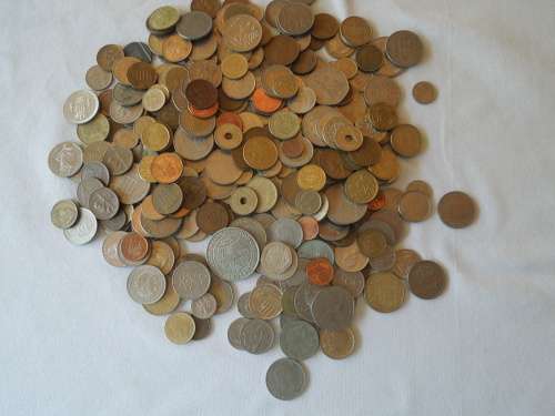 MIXED LOT OF SILVER AND BRONZE COINS from all over.
