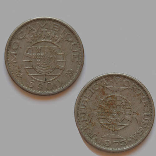 5 Escudos 1973 Mozambique Coin - Shielded Globe within Maltese Cross (23.9mm)