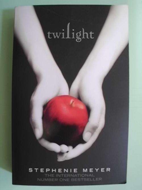 Twilight - by Stephenie Meyer (Paperback)