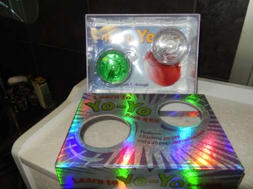 Yoyo Tricks  Book & Kit with 2  Flashing Yo-Yos
