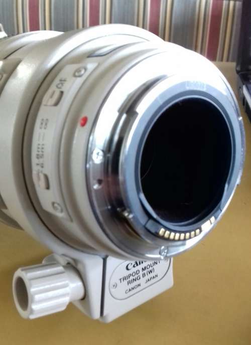 Canon EF 100-400 mm F/4.5-5.6 L IS USM lens as new condition hardly used