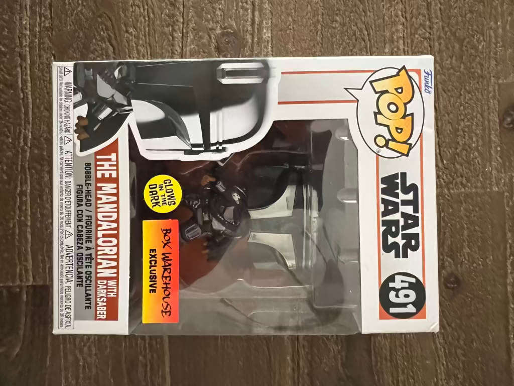 THE MANDALORIAN WITH DARK SABER!!STAR WARS!! FUNKO POP!! BOX WAREHOUSE EXCLUSIVE!! GITD