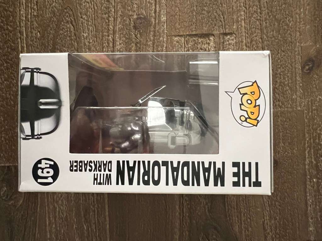 THE MANDALORIAN WITH DARK SABER!!STAR WARS!! FUNKO POP!! BOX WAREHOUSE EXCLUSIVE!! GITD