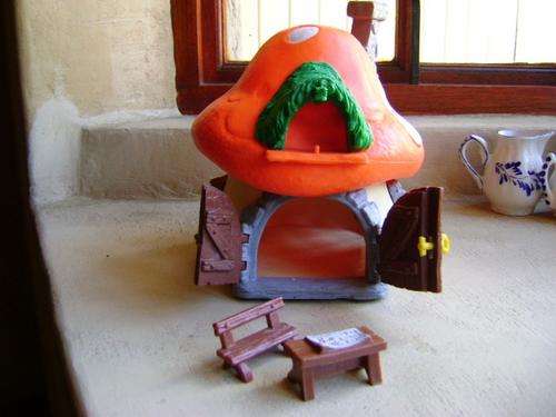 1976 PEYO SCHLEIGH SMURF MUSHROOM HOUSE WITH BENCH AND TABLE.