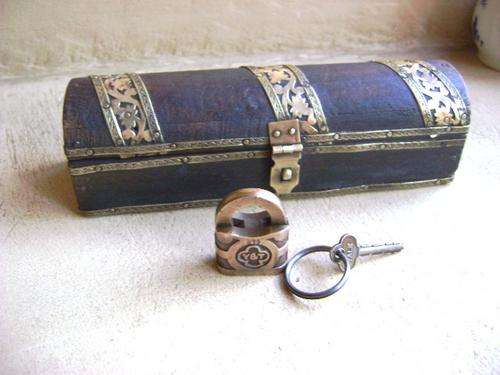 CIRCA 1890 YALE CAST BRONZE PADLOCK WITH SKELETON KEY AND HANDCRAFTED WOODEN BOX