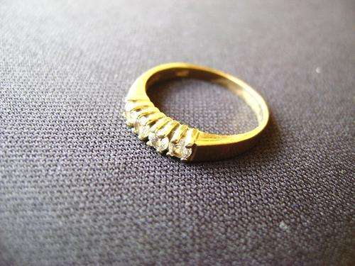 9 CT GOLD 4 STONE ENGAGEMENT RING +_ 1 CT