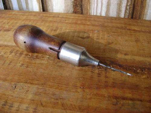 VINTAGE LEATHER STITCHING AWL WITH RARE INTERNAL SPOOL